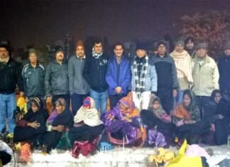 क्रिसमस डे पर उत्तराखंड समिति के सदस्यों ने फुटपाथ पर सो रहे बेसहारा लोगों को बांटे कम्बल और गर्म कपड़े blanket-distribution-greno