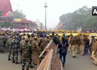 नागरिकता संशोधन कानून पर दिल्ली में बवाल, 17 मेट्रो स्टेशन बंद किये, कई जगहों पर मोबाइल सेवाएं भी बंद caa-protest-in-delhi