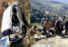 उत्तराखंड : गहरी खाई में गिरी शिक्षकों की कार, एक की मौत, तीन की हालत गंभीर car-accident-uttarkashi