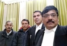 चलमोड़ीगाड़ा-कलौटा मोटरमार्ग को दोबारा कोर्ट में धकेले जाने की खबर से भड़के ग्रामीण, अधिवक्ता के साथ पहुँचे नैनीताल हाईकोर्ट। chalmodigada