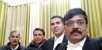 चलमोड़ीगाड़ा-कलौटा मोटरमार्ग को दोबारा कोर्ट में धकेले जाने की खबर से भड़के ग्रामीण, अधिवक्ता के साथ पहुँचे नैनीताल हाईकोर्ट। chalmodigada