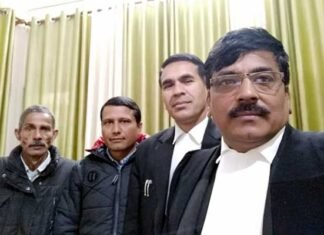 चलमोड़ीगाड़ा-कलौटा मोटरमार्ग को दोबारा कोर्ट में धकेले जाने की खबर से भड़के ग्रामीण, अधिवक्ता के साथ पहुँचे नैनीताल हाईकोर्ट। chalmodigada