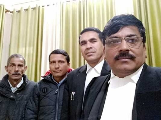 चलमोड़ीगाड़ा-कलौटा मोटरमार्ग को दोबारा कोर्ट में धकेले जाने की खबर से भड़के ग्रामीण, अधिवक्ता के साथ पहुँचे नैनीताल हाईकोर्ट। chalmodigada