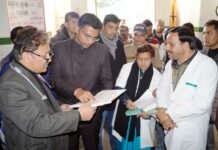 नैनीताल : डीएम सविन बंसल की डॉक्टरों को सख्त हिदायत, बाहर से महंगी दवाऐं न लिखें dm-savin-bansal