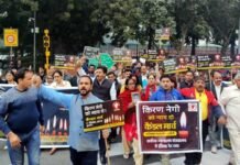 उत्तराखंड की बेटी किरन नेगी के हत्यारों को फांसी देने की मांग को लेकर उत्तराखंडी समाज ने दिल्ली में निकाला कैंडल मार्च kiran-negi-protest