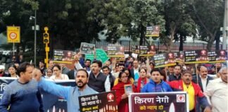 उत्तराखंड की बेटी किरन नेगी के हत्यारों को फांसी देने की मांग को लेकर उत्तराखंडी समाज ने दिल्ली में निकाला कैंडल मार्च kiran-negi-protest