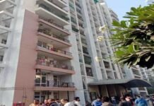 घर में सो रहे बच्चों का गला घोंटकर 8वीं मंजिल से कूदे पति-पत्नी व महिला की मौत krishna apra society indrapuram