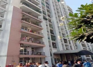 घर में सो रहे बच्चों का गला घोंटकर 8वीं मंजिल से कूदे पति-पत्नी व महिला की मौत krishna apra society indrapuram