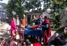 प्राथमिक विद्यालय देवलगढ़ में गरीब बच्चों को बांटे गर्म कपड़े school