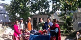 प्राथमिक विद्यालय देवलगढ़ में गरीब बच्चों को बांटे गर्म कपड़े school