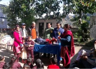 प्राथमिक विद्यालय देवलगढ़ में गरीब बच्चों को बांटे गर्म कपड़े school