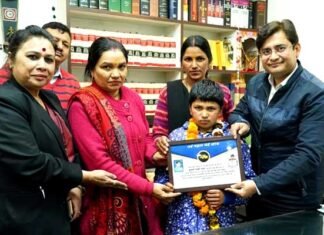 उत्तराखंड की बहादुर बेटी राखी रावत को “नई पहल नई सोच” संस्था ने किया सम्मानित Nayi pahal nayi soch team rakhi rawat
