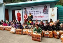 कड़कड़ाती ठंड में कंबल और स्वेटर बांटकर बेसहारा परिवारों का सहारा बना हंस फाउंडेशन bhole-ji-maharaj