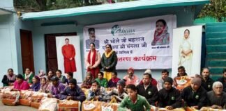 कड़कड़ाती ठंड में कंबल और स्वेटर बांटकर बेसहारा परिवारों का सहारा बना हंस फाउंडेशन bhole-ji-maharaj