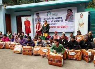कड़कड़ाती ठंड में कंबल और स्वेटर बांटकर बेसहारा परिवारों का सहारा बना हंस फाउंडेशन bhole-ji-maharaj