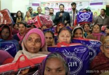 कड़कड़ाती ठंड से बचने के लिए हंस फाउंडेशन ने गरीबों को बांटे कंबल blanket-distribution