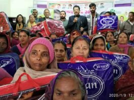 कड़कड़ाती ठंड से बचने के लिए हंस फाउंडेशन ने गरीबों को बांटे कंबल blanket-distribution
