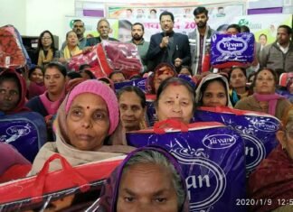 कड़कड़ाती ठंड से बचने के लिए हंस फाउंडेशन ने गरीबों को बांटे कंबल blanket-distribution