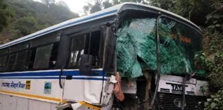 उत्तराखंड : दो बसों की आपस में भिड़ंत, 12 लोग घायल bus accident in uttarakhand