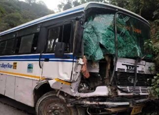 उत्तराखंड : दो बसों की आपस में भिड़ंत, 12 लोग घायल bus accident in uttarakhand