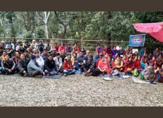 सड़क का समरेखण बदलने को लेकर ग्रामीणों का सतपुली तहसील परिसर में अनिश्चितकालीन धरना प्रदर्शन शुरू dharna