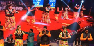 ग्रेनो प्राधिकरण के स्थापना दिवस कार्यक्रम में शनिवार की शाम रही उत्तराखंड के नाम, पहाड़ी लोक गीतों पर जमकर थिरके लोग greno-program
