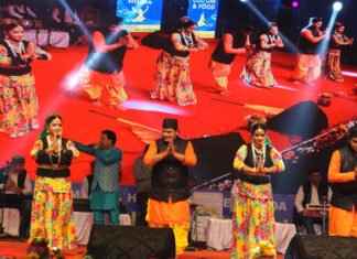 ग्रेनो प्राधिकरण के स्थापना दिवस कार्यक्रम में शनिवार की शाम रही उत्तराखंड के नाम, पहाड़ी लोक गीतों पर जमकर थिरके लोग greno-program