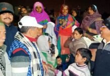 उत्तराखंड सांस्कृतिक समिति के सदस्यों ने बेसहारा लोगों को बांटे गर्म कपड़े ukss