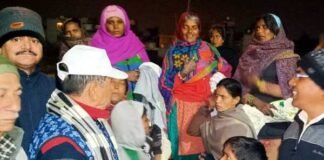 उत्तराखंड सांस्कृतिक समिति के सदस्यों ने बेसहारा लोगों को बांटे गर्म कपड़े ukss