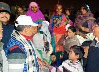 उत्तराखंड सांस्कृतिक समिति के सदस्यों ने बेसहारा लोगों को बांटे गर्म कपड़े ukss