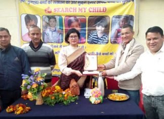 वडाया फाउंडेशन ने जीआईसी खंडाह में निर्धन छात्र-छात्राओं को बांटा जरूरी सामान wadiya-foundation