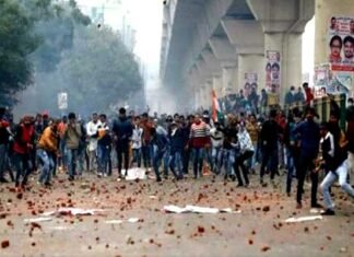 दिल्ली CAA हिंसा: एक पुलिसकर्मी समेत 4 की मौत, नॉर्थ ईस्ट दिल्ली में कल सभी स्कूलों में छुट्टी Delhi-CAA-violence