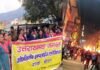 पदोन्नति में आरक्षण के खिलाफ कर्मचारियों ने श्रीनगर, पौड़ी में निकाली मशाल रैली Employees held torch rally in Srinagar, Pauri against reservation in promotion