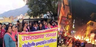 पदोन्नति में आरक्षण के खिलाफ कर्मचारियों ने श्रीनगर, पौड़ी में निकाली मशाल रैली Employees held torch rally in Srinagar, Pauri against reservation in promotion