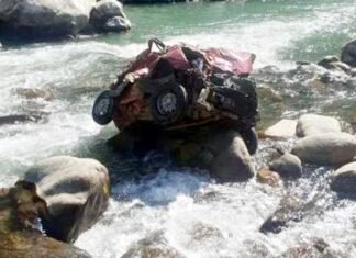 उत्तराखंड: अनियंत्रित होकर भागीरथी नदी में गिरी स्विफ्ट कार, 6 लोगों की मौत Swift car falls into the river