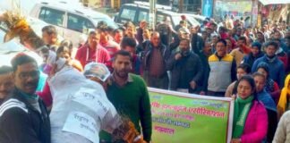 पौड़ी: कर्मचारियों ने पूर्व कांग्रेस अध्यक्ष राहुल गांधी का पुतला फूंककर किया प्रदर्शन Uttarakhand General OBC Employees Association