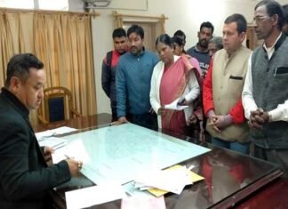 खनन पट्टा निरस्त करने की मांग को लेकर बिलखेत के ग्रामीण पहुंचे जिलाधिकारी कार्यालय Villagers of Bilkhet reached DM office to demand cancellation of mining lease