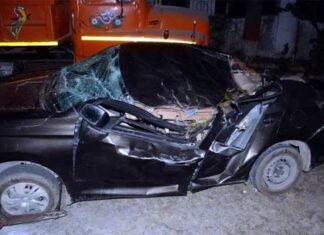 उत्तराखंड: चलती कार पर पेड़ गिरने से महिला की मौत, पति और बेटी घायल car-accident