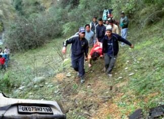उत्तराखंड : गहरी खाई में गिरी कार, 4 लोगों की मौत, 4 घायल car-accident-badkot uttarkashi