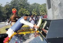 मुख्यमंत्री त्रिवेन्द्र सिंह रावत ने नई दिल्ली स्थित राष्ट्रीय पुलिस स्मारक पर पुष्प्प च्रक एवं श्रद्धासुमन अर्पित किए। cm-trivendra-tribute-police