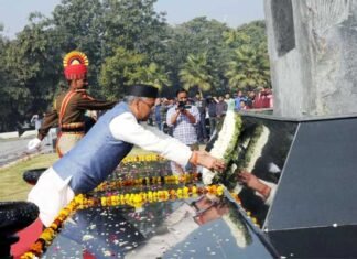 मुख्यमंत्री त्रिवेन्द्र सिंह रावत ने नई दिल्ली स्थित राष्ट्रीय पुलिस स्मारक पर पुष्प्प च्रक एवं श्रद्धासुमन अर्पित किए। cm-trivendra-tribute-police
