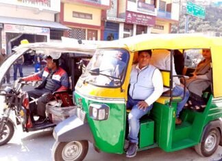 पहली बार श्रीनगर गढ़वाल की सड़कों पर दौड़े ई-रिक्शा e-rikshw-in-srinagar-garhwal