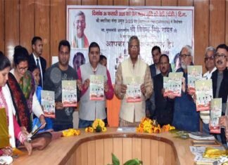 टिहरी गढ़वाल की स्मारिका ‘गंगा अमृत’ का मुख्यमंत्री त्रिवेन्द्र रावत ने किया विमोचन ganga-amrit