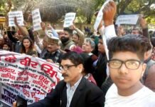 लापता सैनिक की तलाश को लेकर उत्तराखंड समाज के लोगों ने जंतर-मंतर में किया धरना-प्रदर्शन Uttarakhandis protest at Jantar Mantar in search of missing soldier