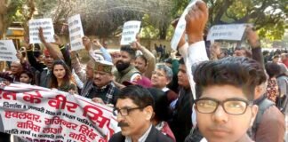 लापता सैनिक की तलाश को लेकर उत्तराखंड समाज के लोगों ने जंतर-मंतर में किया धरना-प्रदर्शन Uttarakhandis protest at Jantar Mantar in search of missing soldier