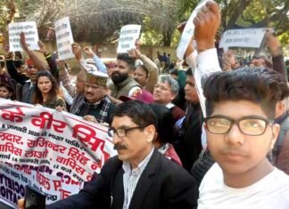 लापता सैनिक की तलाश को लेकर उत्तराखंड समाज के लोगों ने जंतर-मंतर में किया धरना-प्रदर्शन Uttarakhandis protest at Jantar Mantar in search of missing soldier