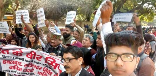 Uttarakhandis protest at Jantar Mantar in search of missing soldier
