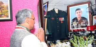 शहीद मेजर चित्रेश बिष्ट के घर पहुंचे सीएम त्रिवेंद्र, कहा सरकार हमेशा शहीदों के परिजनों के साथ खड़ी martyr Major Chitresh Bisht