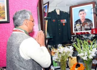 शहीद मेजर चित्रेश बिष्ट के घर पहुंचे सीएम त्रिवेंद्र, कहा सरकार हमेशा शहीदों के परिजनों के साथ खड़ी martyr Major Chitresh Bisht