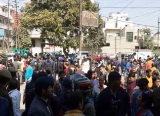 नोएडाः सेक्टर-12 में बदमाशों ने दिनदहाड़े ज्वैलर को मारी गोली, लाखों का सोना लूटकर हुए फरार miscreants shot jeweler